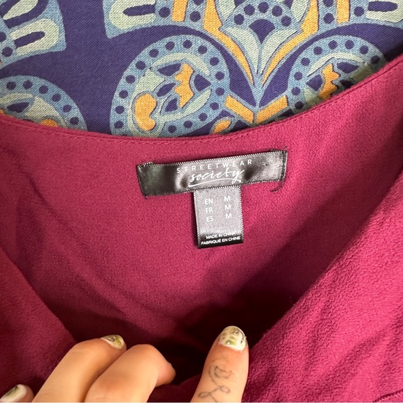 🦋5/20$🦋 maroon off the shoulder blouse - Picture 3 of 6